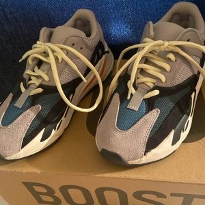 Yezzy WaveRunners 700